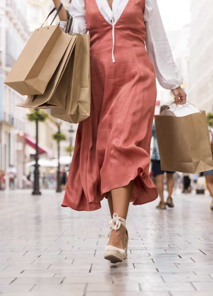 woman-dress-with-shopping-bag-street